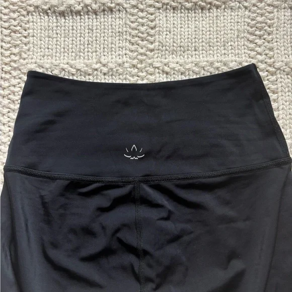 Beyond Yoga Caught in the Midi Black Legging - Picture 7 of 8